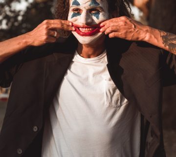 Clown stretching his mouth 3078402 360x320