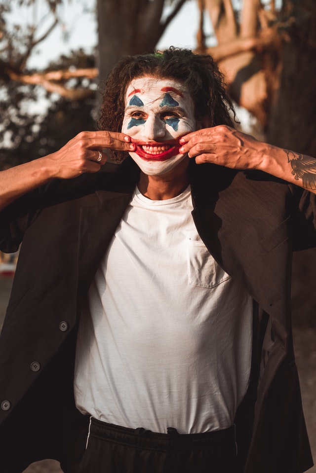 Clown stretching his mouth 3078402