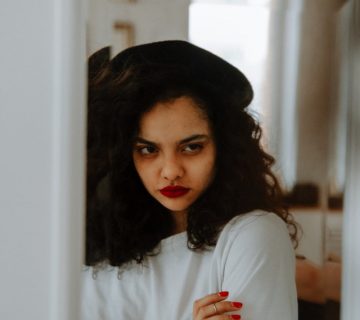 Reflection of woman in mirror 3958816 360x320