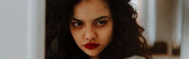 Reflection of woman in mirror 3958816 640x200