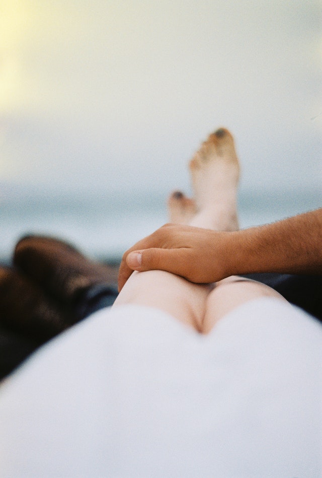 Man s hand on a woman s leg 4100803