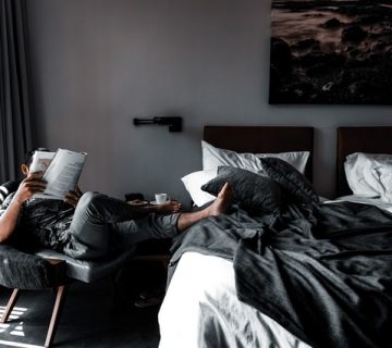 Man sitting on chair reading book 4070924 360x320