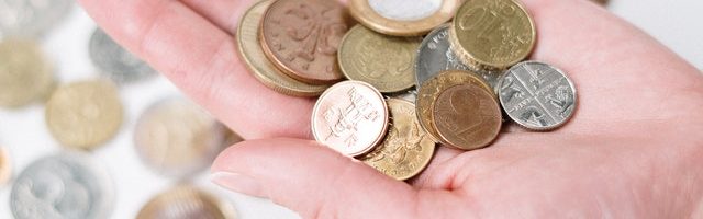 Person holding silver and gold coins 3943722 640x200