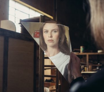 Woman in white shirt 3993004 360x320