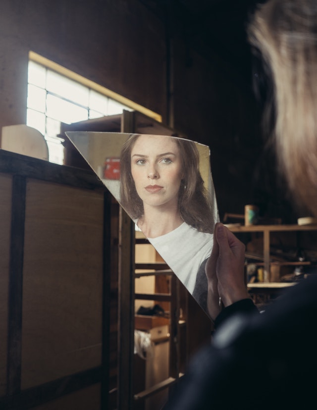 Woman in white shirt 3993004