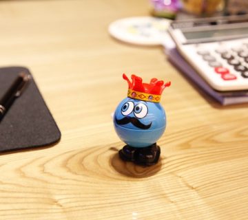 Blue round plastic toy on a desk 234171 360x320