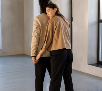 Couple back hug 3754271 360x320