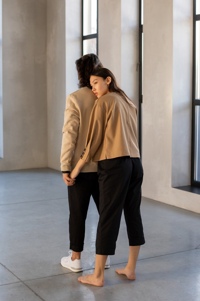 Couple back hug 3754271